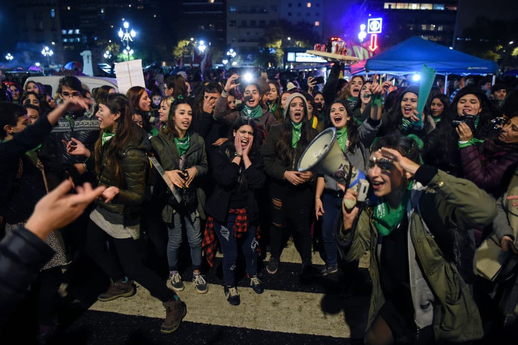 La movilización alzó sus voces contra los feminicidios. "Vinimos a esta plaza a declarar que nos queremos vivas, que tenemos derecho al placer, a vivir la noche con libertad y sin miedo, a gozar de nuestras sexualidades sin represiones, sin mandatos, sin acosos, sin jerarquías", se pronunciaron.