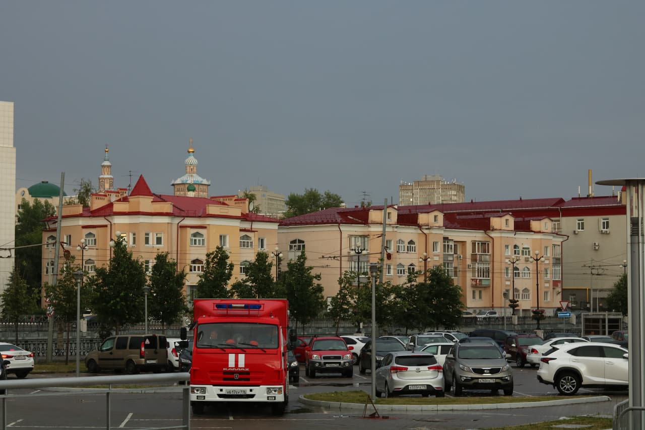 La arquitectura de la ciudad contrasta con el ambiente brasileño que se ha adueñado de ella para las últimas horas.