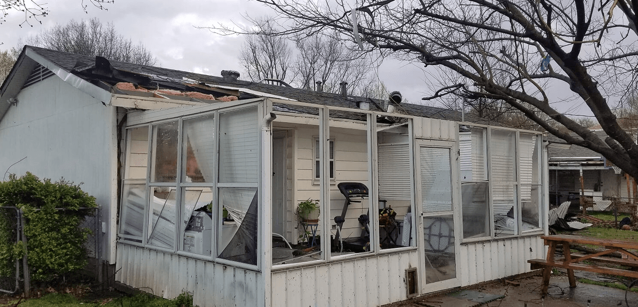 La tormenta provocó daños en esta propiedad localizada en Mesquite. El residente dijo que "se sentía como una explosión". Las imágenes fueron tomadas entre 7:30 a.m. y 8:00 a.m de la mañana del sábado 9 de marzo de 2019.
