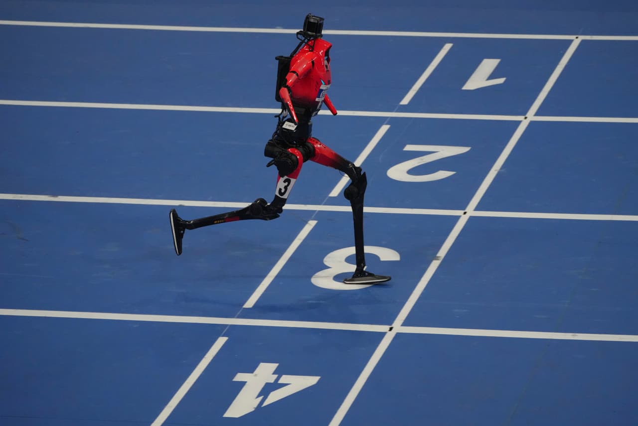 Un robot compite en los 1500 metros durante el torneo.