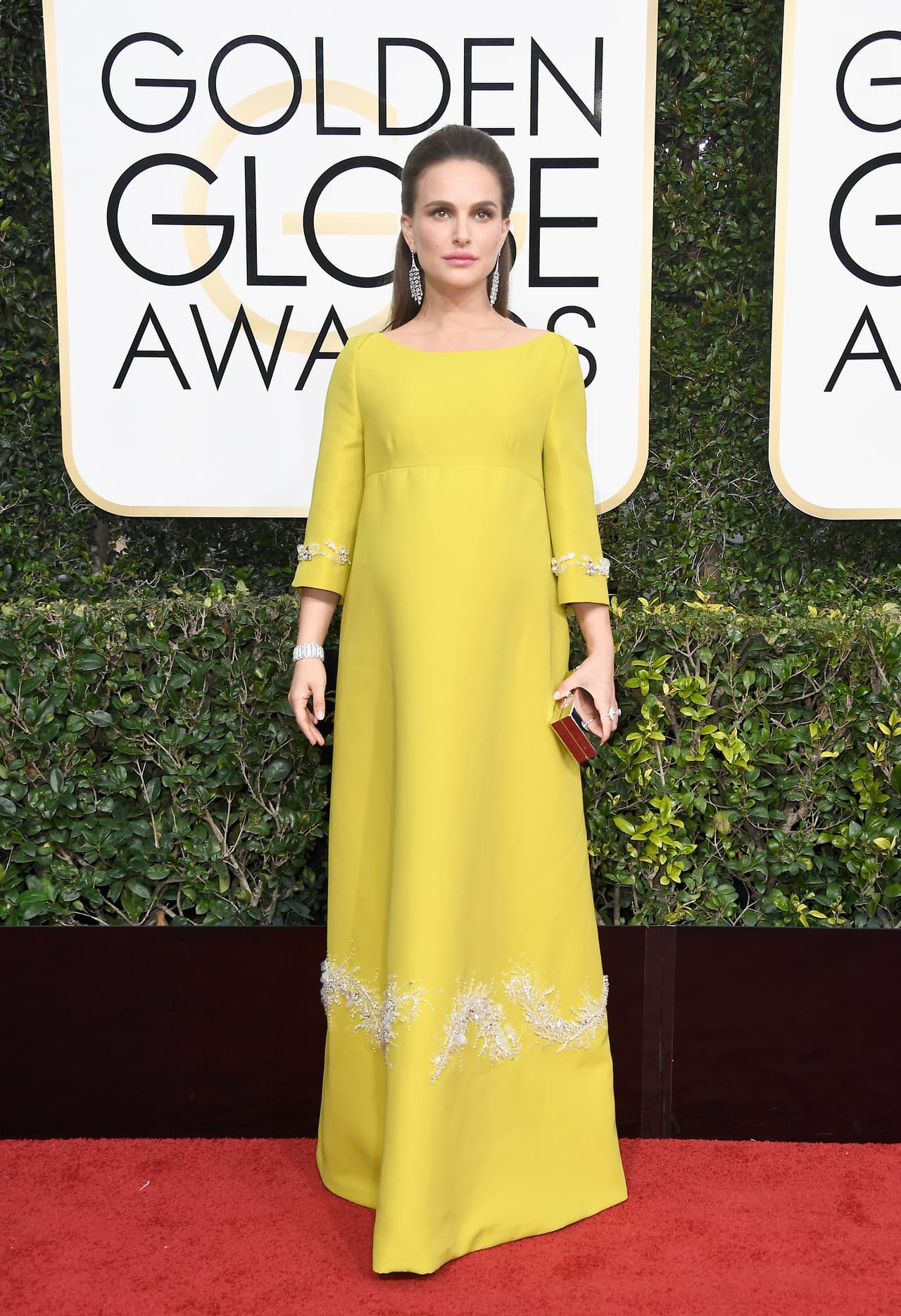 Natalie Portman lució su pancita de embarazada con un vestido amarillo canario hermoso.