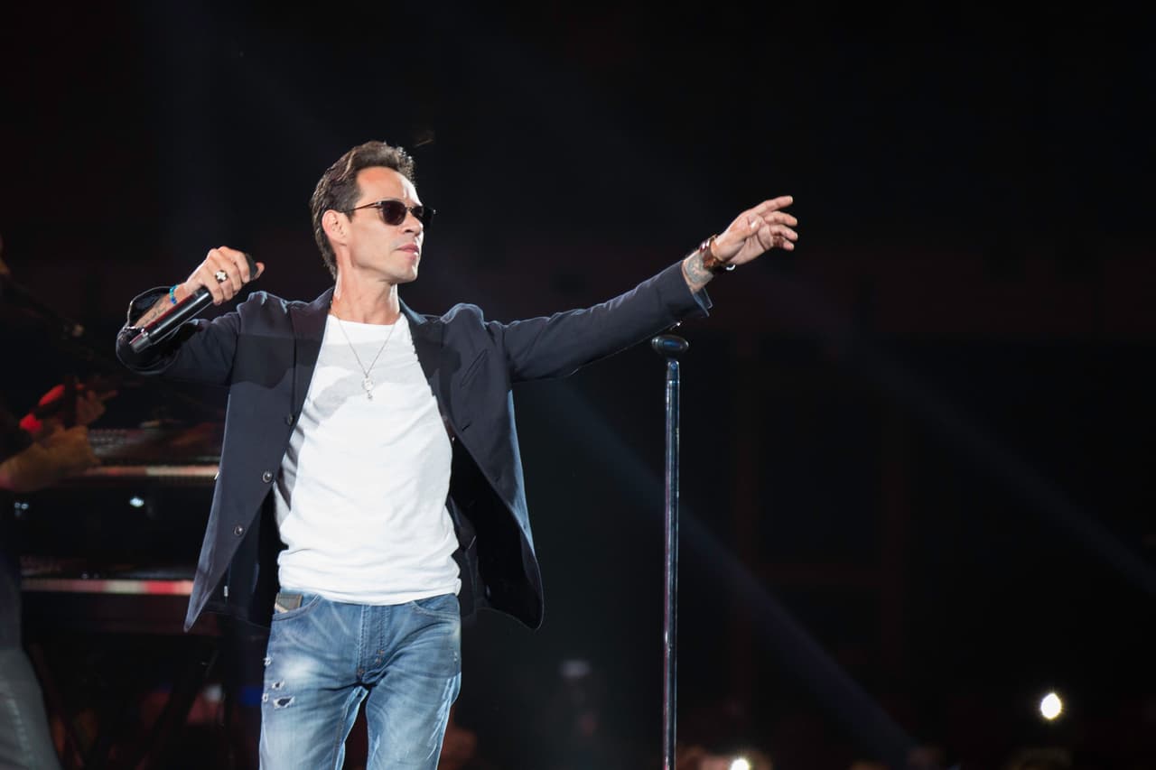 El artista le hacía señas a mujeres en el público, diciendo "Call me!" en tono de broma y coqueteo.
