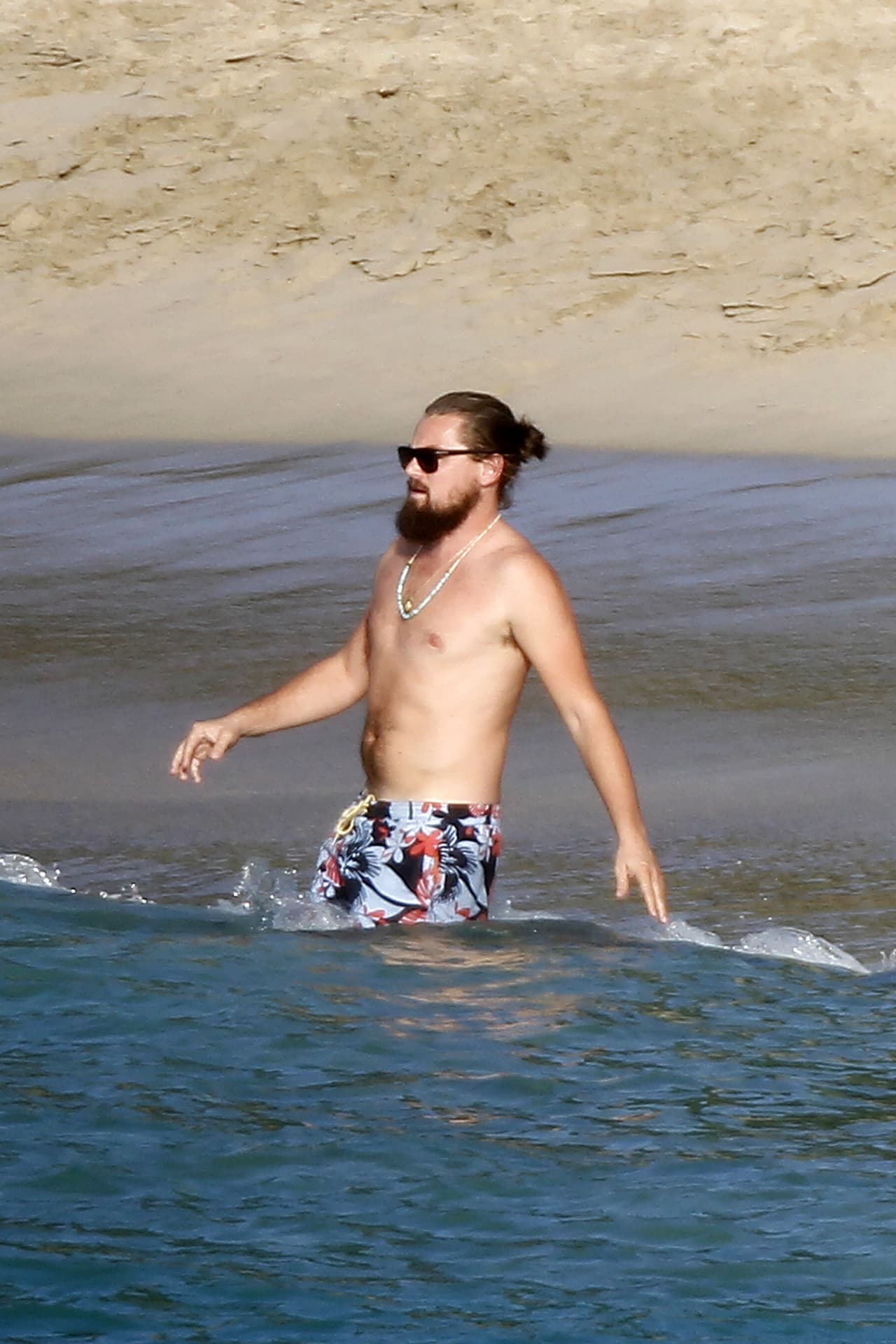 <b>Leonardo DiCaprio</b> sí que ha sufrido transformaciones en su cuerpo por los papeles que ha desarrollado y cuando está descansando se deja llevar.