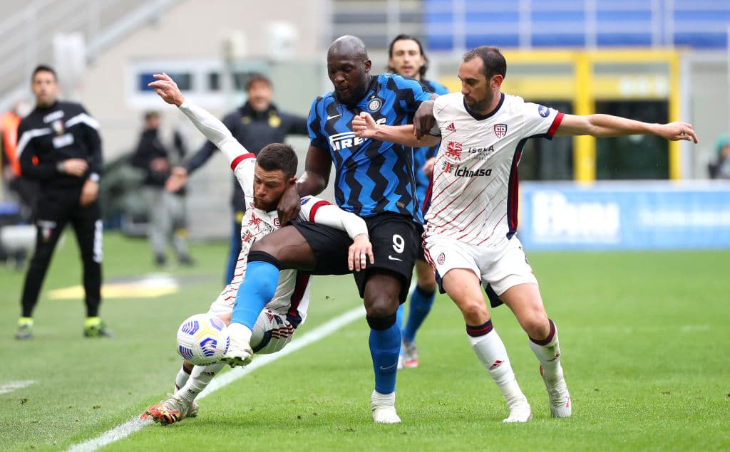 El Inter se lleva la victoria ante Cagliari por la mínima y ya suma 11 victorias al hilo y 14 partidos sin ver la derrota en la Serie A, colocándolo como superlíder y acercándose cada vez más al Scudetto. El gol fue por parte de Matteo Darmian al minuto 77 del encuentro.