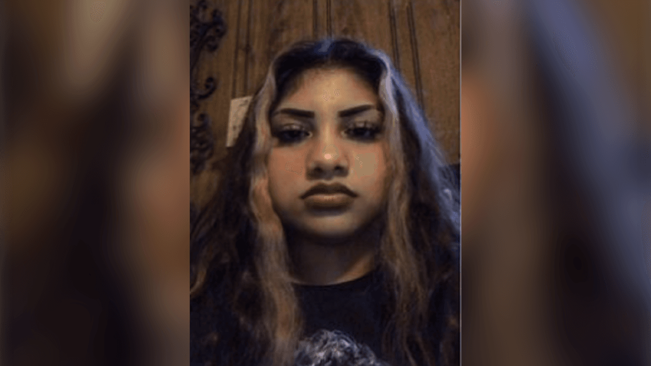 Bianca Zuhei Moreno, mide 5 pies y 4 pulgadas y pesa 150 libras; tiene un arete en la nariz.