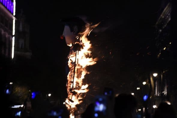 Cuando los contingentes se congregaron en el Zócalo, una figura con la imagen del presidente Peña Nieto fue incendiada.