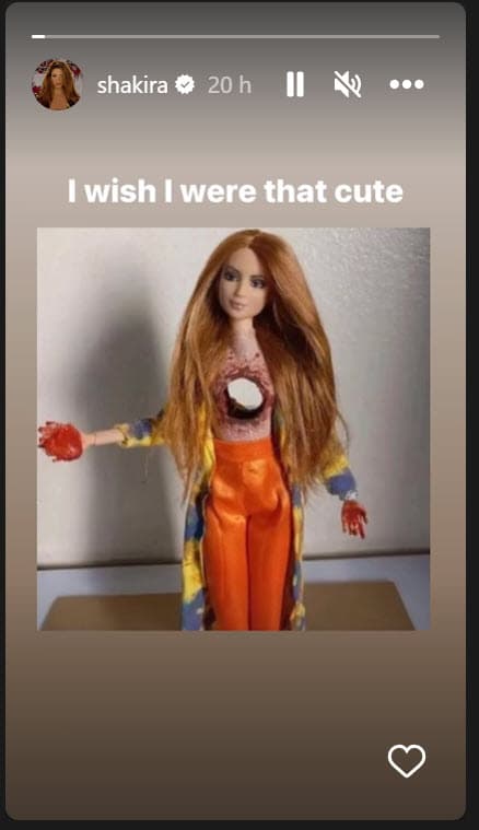 Incluso, a través de sus historias también mostró la imagen de esta muñeca que luce como la propia cantante en el
<b><a href="https://www.univision.com/famosos/shakira-estrena-monotonia-separacion-pique-video" target="_blank">video de 'Monotonía'</a> </b>en donde es atacada por un hombre con una bazuca: "Desearía que no fuera lindo", escribió sobre la imagen.
<br>