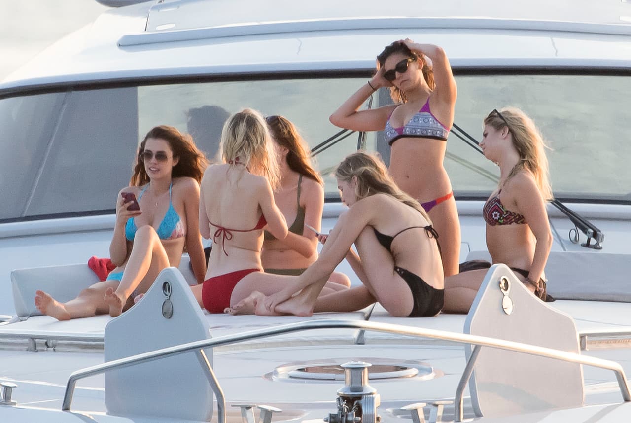 La sexy actriz dejó 'The Vampire Diaries' para tomarse unas merecidas vacaciones.