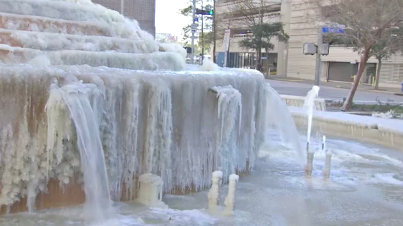Se debió a que se congeló el agua de la fuente que está ubicada en la cuadra 1400 de la calle Smith.