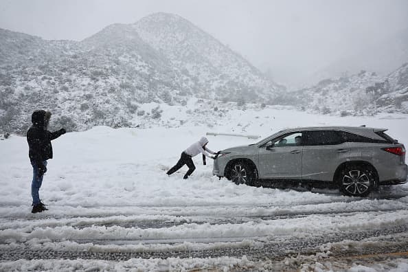 Un vehículo se quedó atascado en medio de la tormenta de nieve en las montañas de San Bernardino esta advertencia de ventisca genera grandes dolores de cabeza para muchos conductores que no están acostumbrados manejar estas condiciones.
<br>
