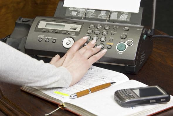 Enviar un fax. Si tienes menos de 35 años, probablemente no tengas ni idea de cómo se hace. De acuerdo con el especialista que entrevistamos, este es uno de los hábitos perdidos que varias generaciones ni siquiera llegaron a conocer.