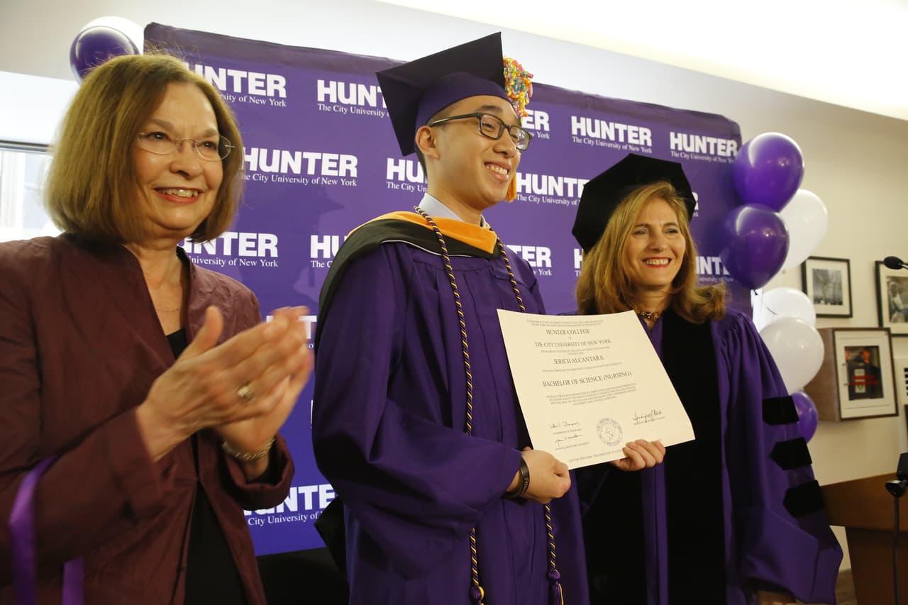 Estudiante que no llegó a tiempo a su graduación por un retraso en el subway obtiene su diploma