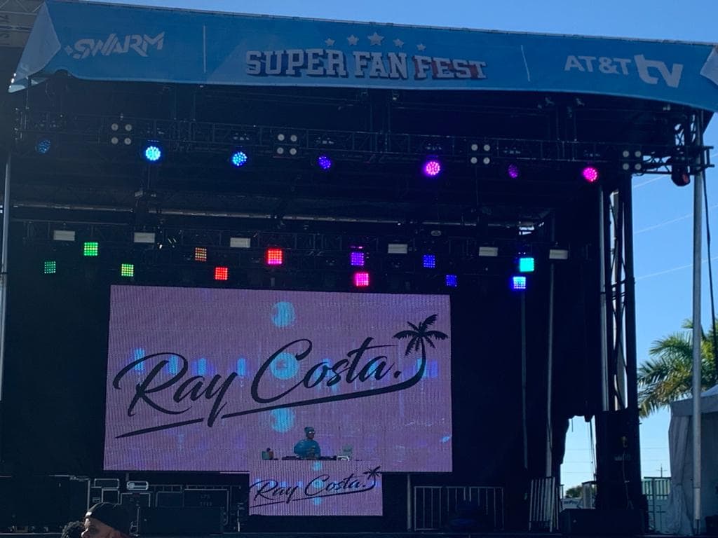 El Fan Fest 2020 del Super Bowl LIV se lleva acabo en Wynwood Market; los aficionados disfrutan de diversas actividades, jueguitos y mucha convivencia familiar.