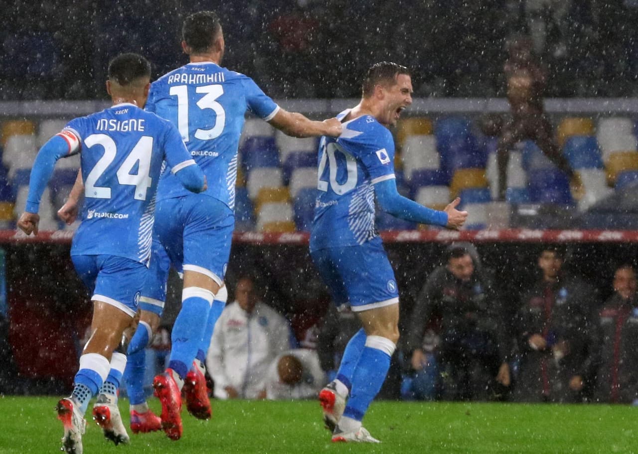 Con doblete de Mertens y goles de Zielinski y Ruiz Peña, el Napoli golea a la Lazio 4-0 durante la jornada 14 en la Serie A. Se le rindió homenaje a Diego Armando Maradona previo al encuentro y el mexicano Hirving Lozano jugó 65 minutos, pues salió por pisotón en la pierna.