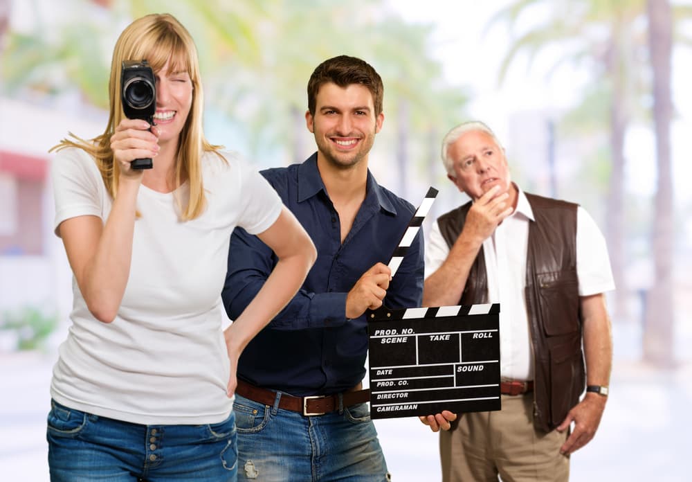 Esa forma grandilocuente y dramática, en sentido teatral, de enfrentar soluciones le permite disociarse de la crisis y contemplarla como un cineasta que está filmando una película, en la cual toma parte, pero solo como un elemento de ficción. Cuando hace esto puede enfrentar las crisis con mayor serenidad y no envolverse dentro de ellas como si fuera un circo.
<br>