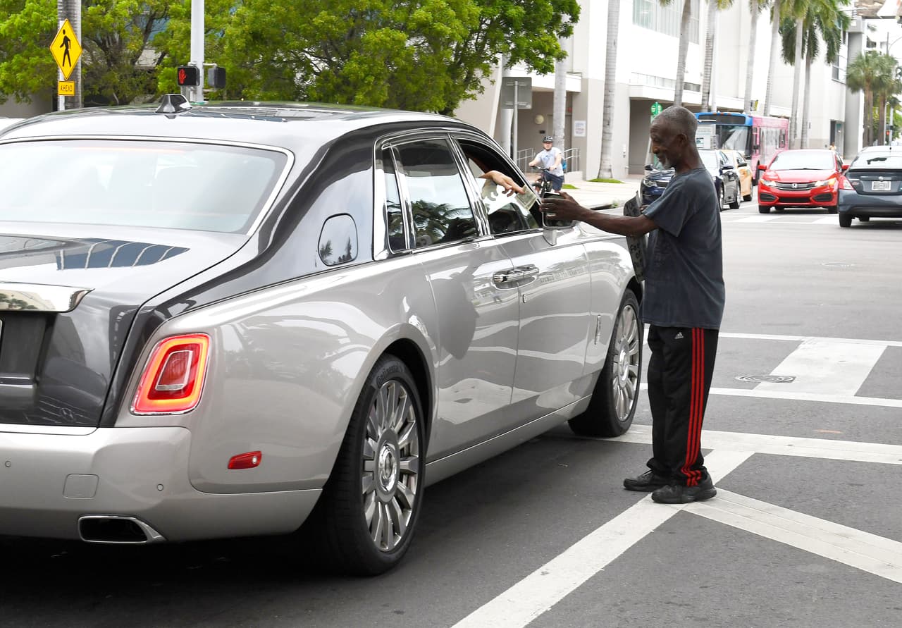 La 'Diva del Bronx' y su familia salían del hotel en su carro de 450,000 dólares cuando de repente se detuvo.