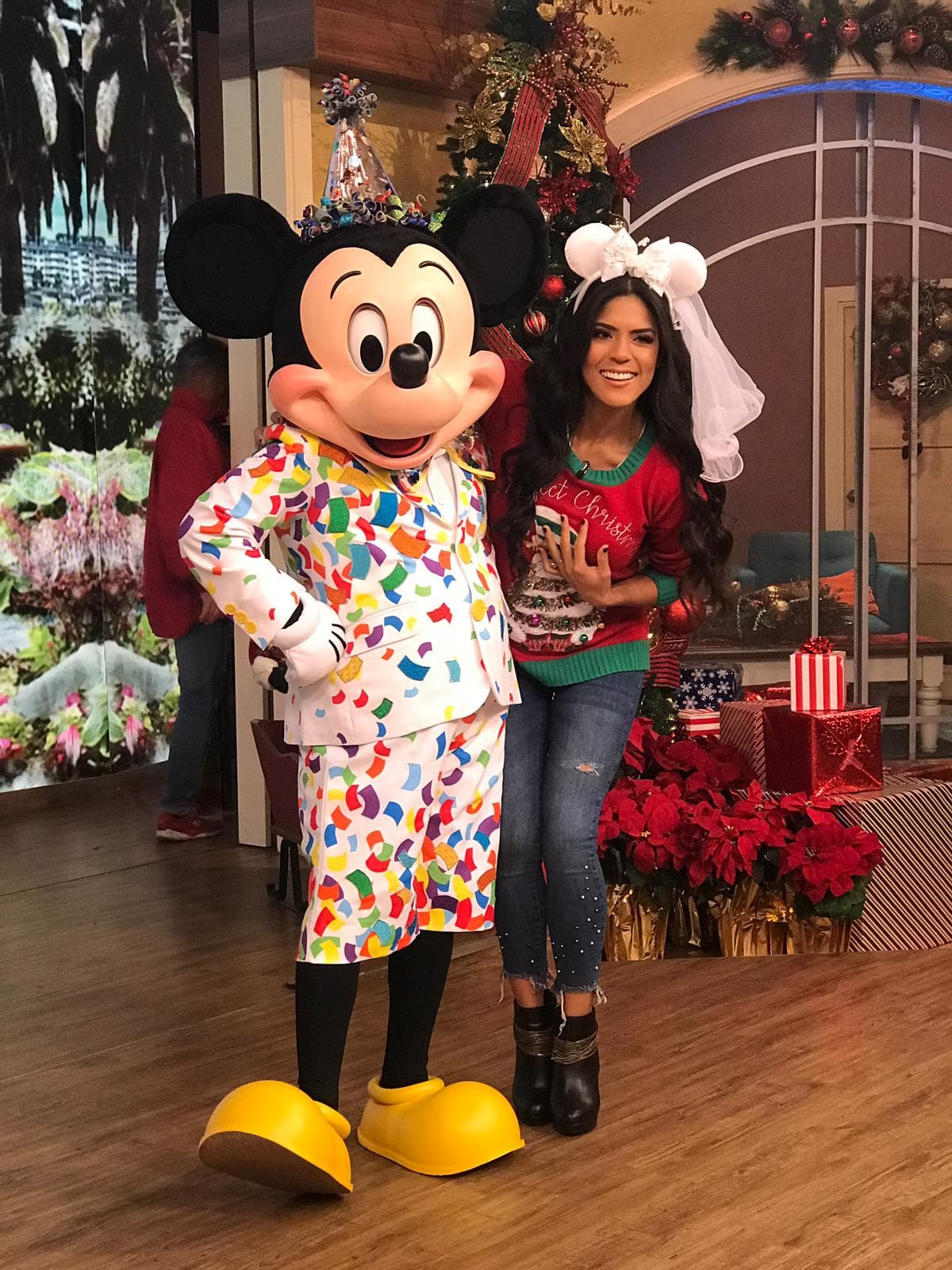 Todos disfrutaron la presencia de nuestro invitado y posaron con él para la cámara, como fue el caso de Francisca Lachapel.