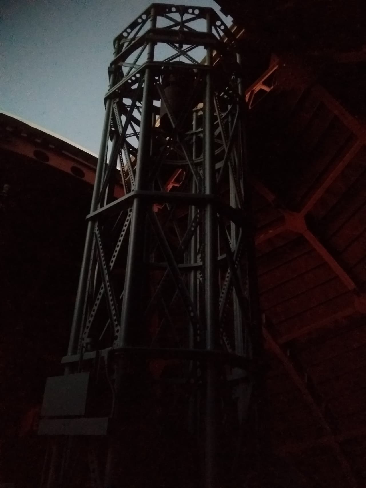 También contiene el telescopio solar Snow completado en 1905, la torre solar de 60 pies (18 m) terminada en 1908, la torre solar de 150 pies (46 m) terminada en 1912, y la matríz CHARA, construido por la Universidad Estatal de Georgia, que entró en pleno funcionamiento en 2004 y fue el interferómetro óptico más grande del mundo en su finalización.