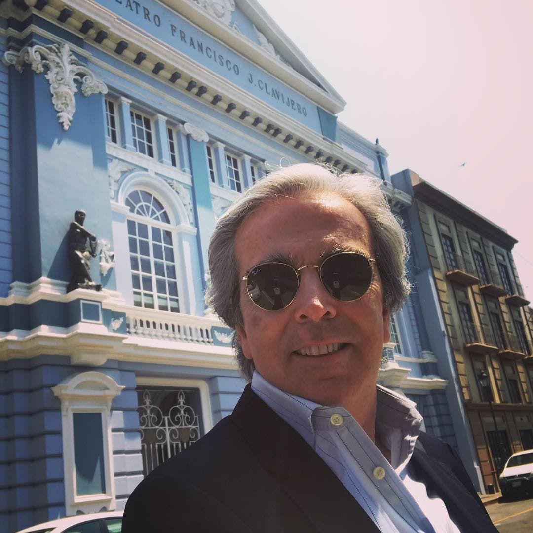 Lorenzo Lazo, quien fuera esposo de Edith González, publicó en su cuenta de Instagram un video del altar que dedicó a la fallecida actriz y a su primera esposa.