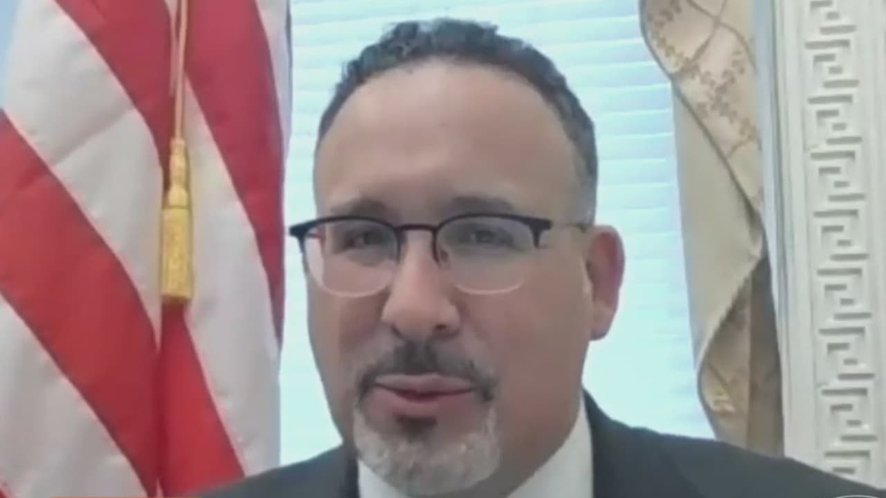 Esperanza y más oportunidades: secretario de Educación hispano enfrenta el reto de volver a las aulas