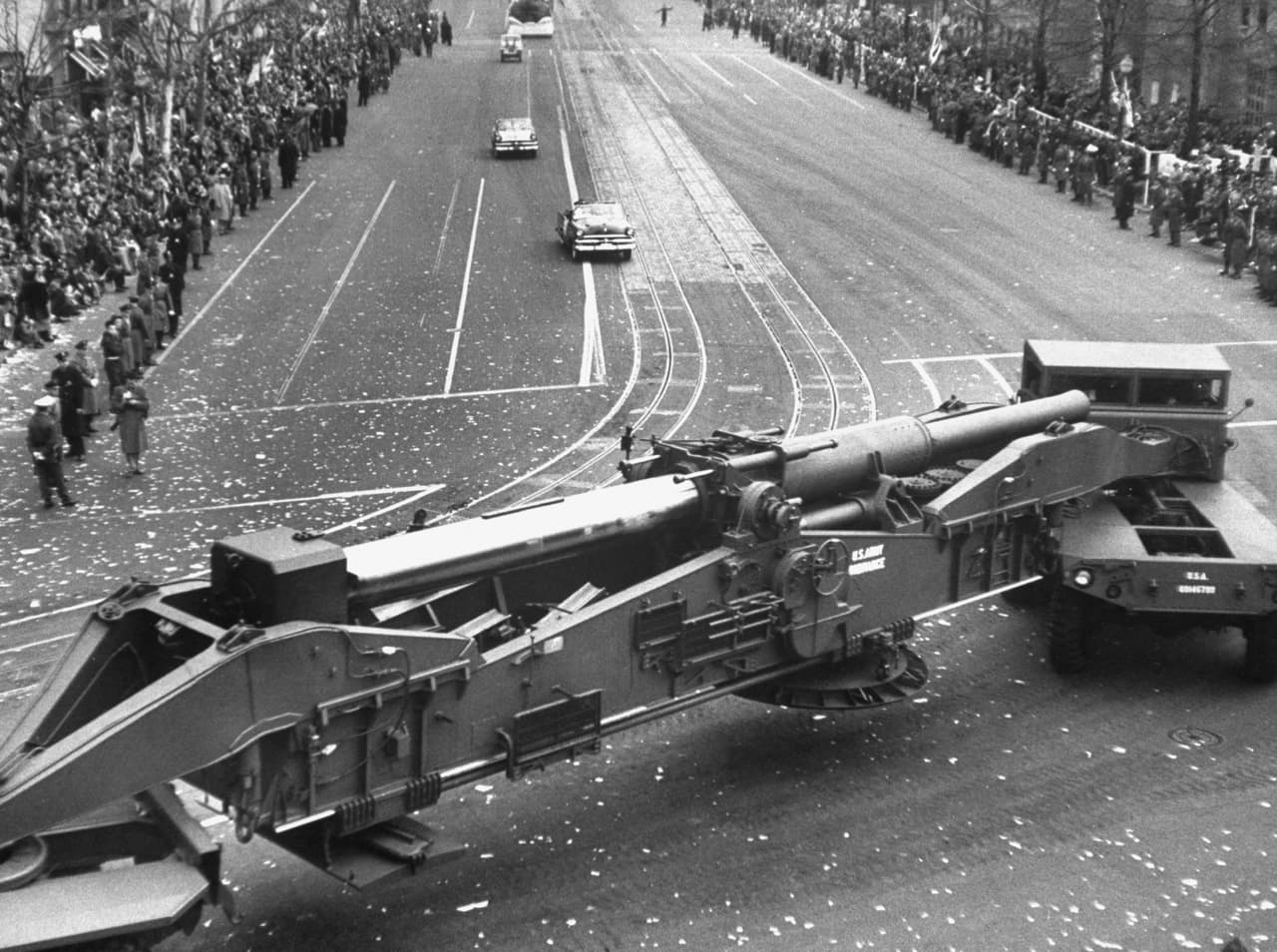 Muchos antes, en 1953, en la toma de posesión de Dwight Eisenhower, hubo un desfile militar poco usual que incluyó maquinaria militar por las calles de la capital.