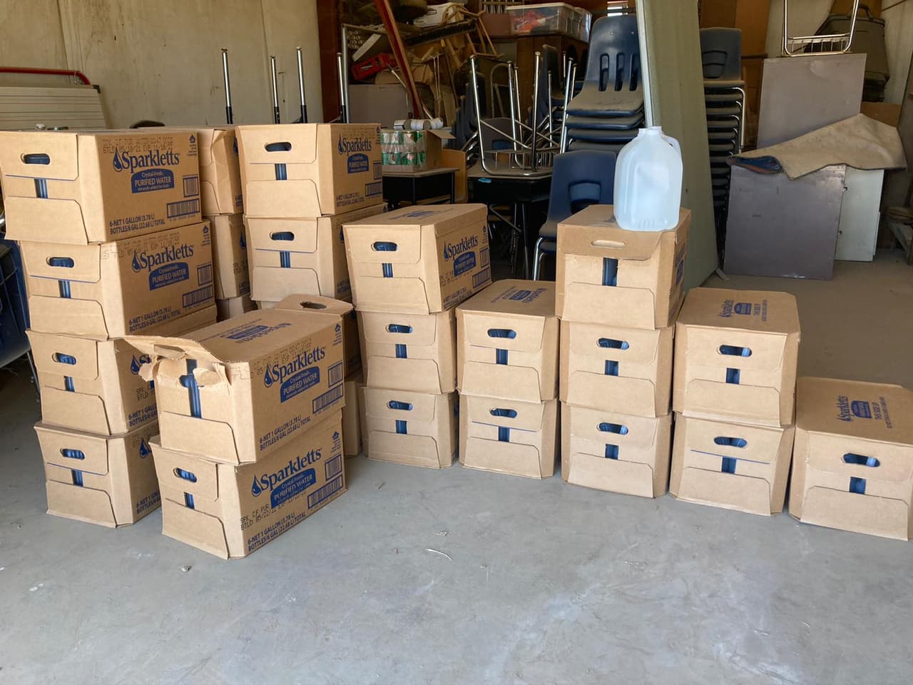 En la comunidad rural de 
<a href="https://www.univision.com/local/fresno-kftv/cientos-de-residentes-de-la-comunidad-de-teviston-permanecen-sin-suministro-de-agua-video">Teviston, </a>perteneciente al condado de Tulare sus residentes 
<b>se han quedado sin una gota de agua en días pasados</b>. Según las autoridades se debe a problemas relacionados con el pozo que distribuye el líquido a esta comunidad. Por lo que se les entregan galones de agua para 
<b>poder sobrevivir.</b>