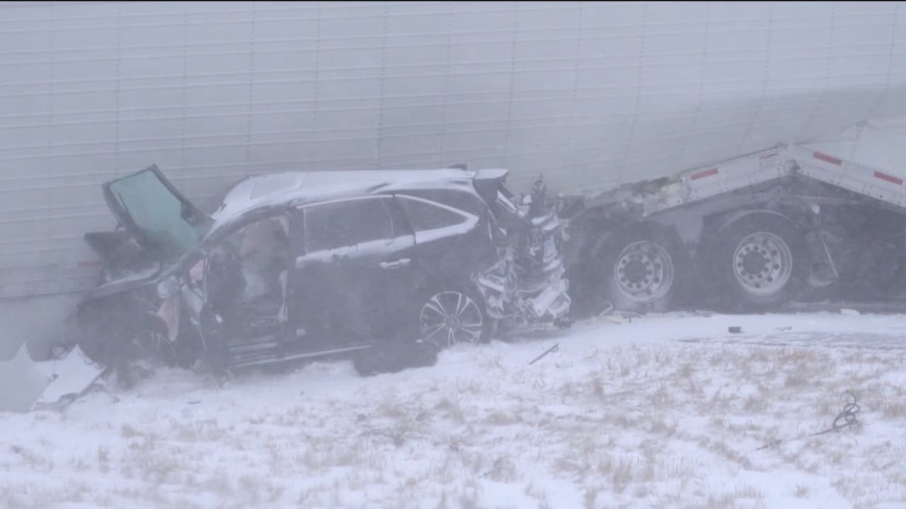 Según la Policía Estatal de illinpois, además de los autos particulares, 19 vehículos de carga estuvieron involucrados.