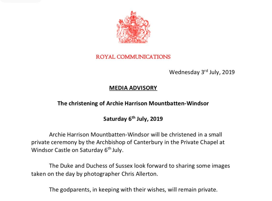 El comunicado señala: “Archie Harrison Mountbatten-Windsor será bautizado en una pequeña y privada ceremonia por el 
<b>Arzobispo de Canterbury (Justin Welby)</b> en la capilla privada del castillo de Windsor el sábado 6 de julio”.