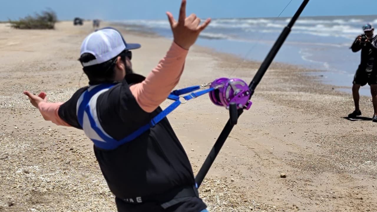 “Es algo emocionante cuando estás esperando que pegue un tiburón, entonces cuando escuchas el carrete, el carrete de pesca, cuando lo escuchas correr hace un ruido tan
<b>satisfactorio que te llena de adrenalina </b>en ese momento que sabes que tienes un pez enorme en tu línea”, dijo a López a Univision 45.