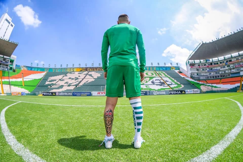 Iván Rodriguez, jugador del León, se tatuó un impresionante León en la pierna posterior izquierda, con una corona y el número 12, que representa el récord de victorias que obtuvieron la temporada pasada.