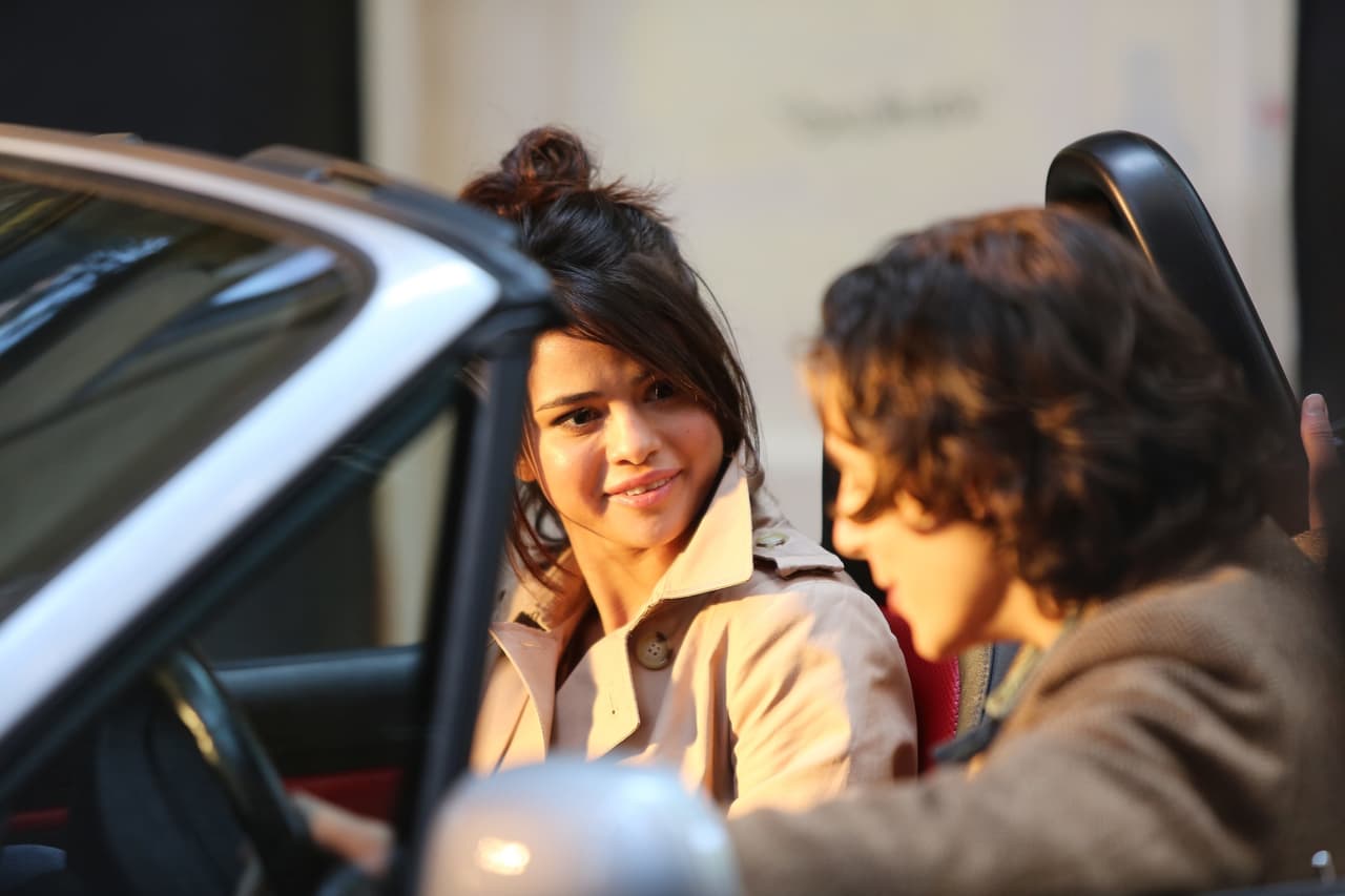 ¿Sorprendida? Ya contará Selena Gomez si su reacción formaba parte de la escena o no.