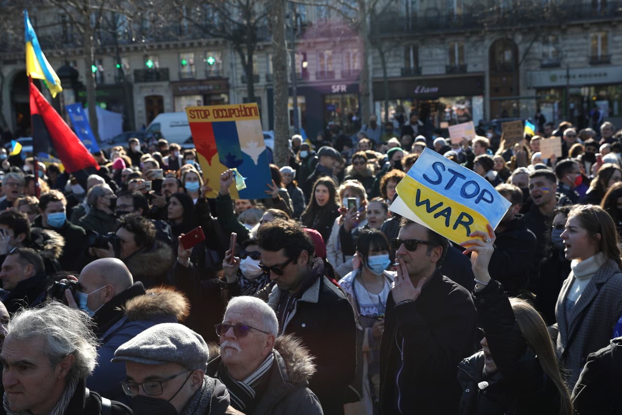 En París,
<b> manifestantes exigían a gritos el final de la guerra</b> y criticaban los motivos de Putin para aplastar la soberanía de un país.