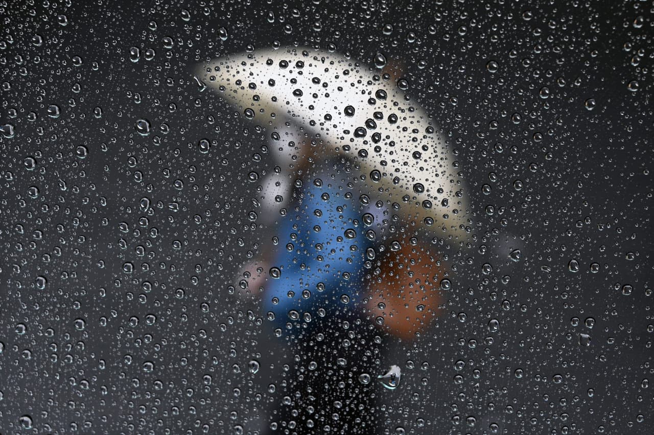 No toque equipos eléctricos si está mojado o parado en el agua. Autoridades tampoco recomiendan caminar sobre agua en movimiento. Seis pulgadas de agua en movimiento pueden hacerte caer.