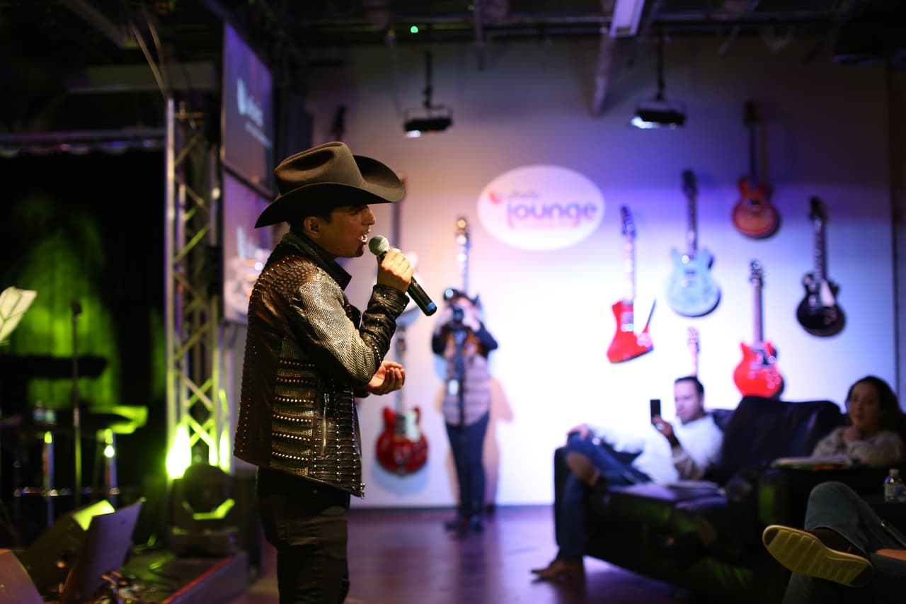 El cantante originario de Tijuana se dio a conocer con 'El Cotorreo', una canción que habla sobre la fiesta y el buen ambiente de los mexicanos.