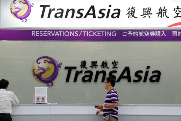 El vuelo había sufrido un retraso de casi dos horas en su despegue, debido al mal tiempo por el paso del tifón Matmo.