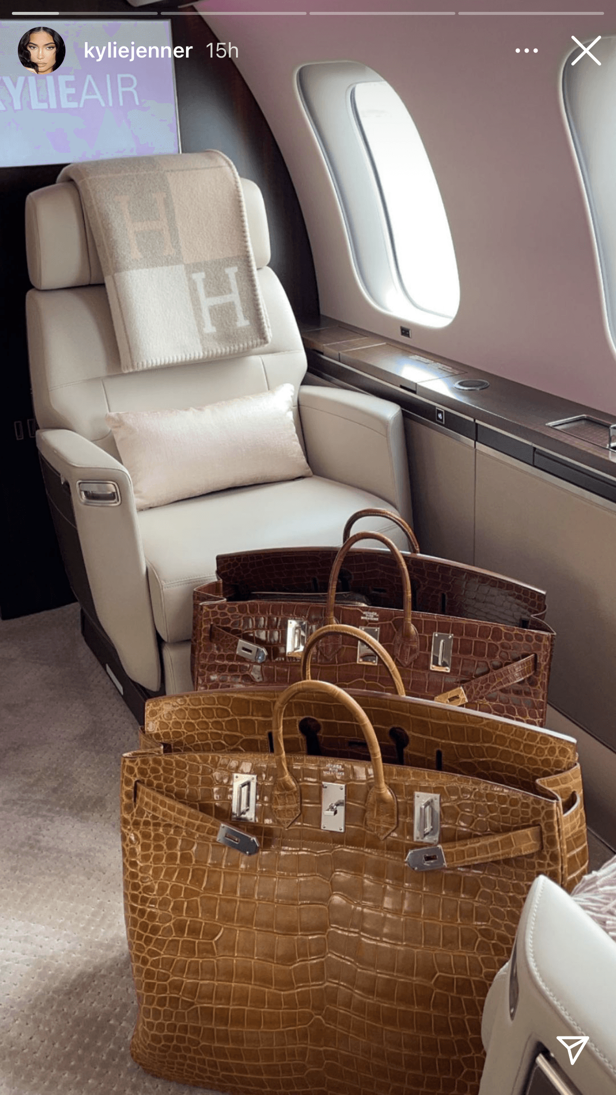 Jenner iba con una sudadera con capucha negra holgada, 'leggings' a juego y zapatillas de tenis blancas. Se acompañó de un bolso Hermès Birkin de cocodrilo de 80,000 dólares, el cual presumió en una foto que colgó en sus historias.
<br>