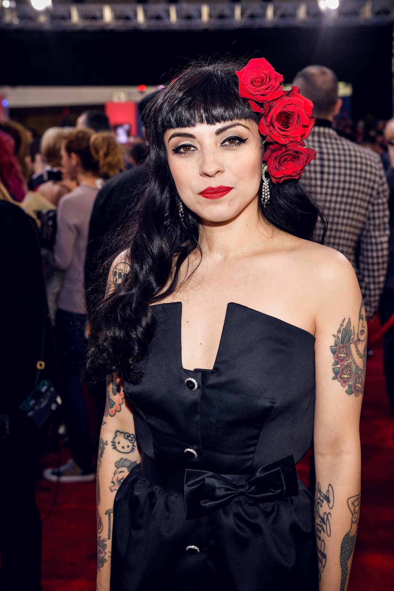 Mon Laferte portó un elegante vestido negro vintage.
