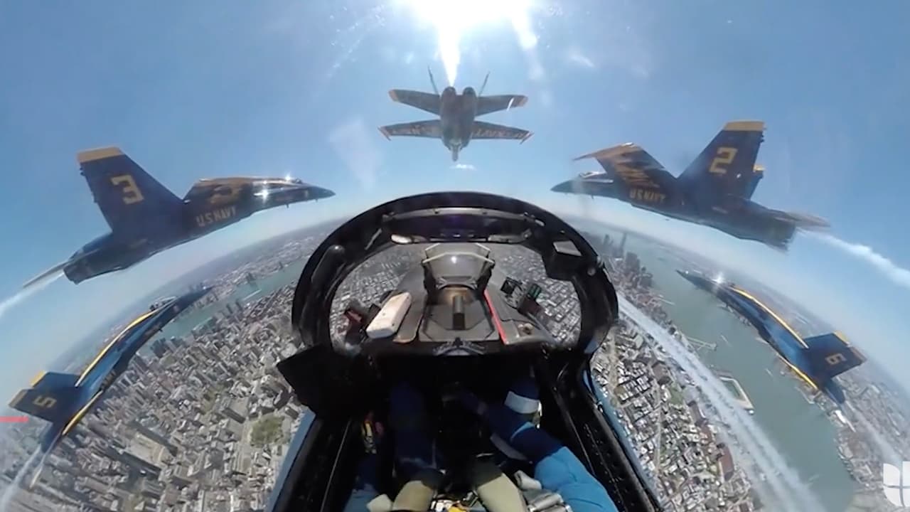 Aviones de la Armada de Estados Unidos vuelan sobre Houston en honor a trabajadores de primera línea