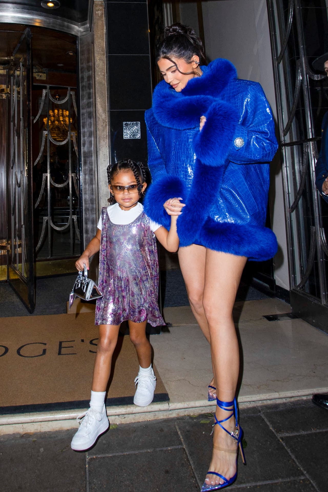 Para complementar su outfit, la pequeña de cuatro años utilizó un bolso plateado, tenis Nike Air Force en color blanco y lentes para el sol.