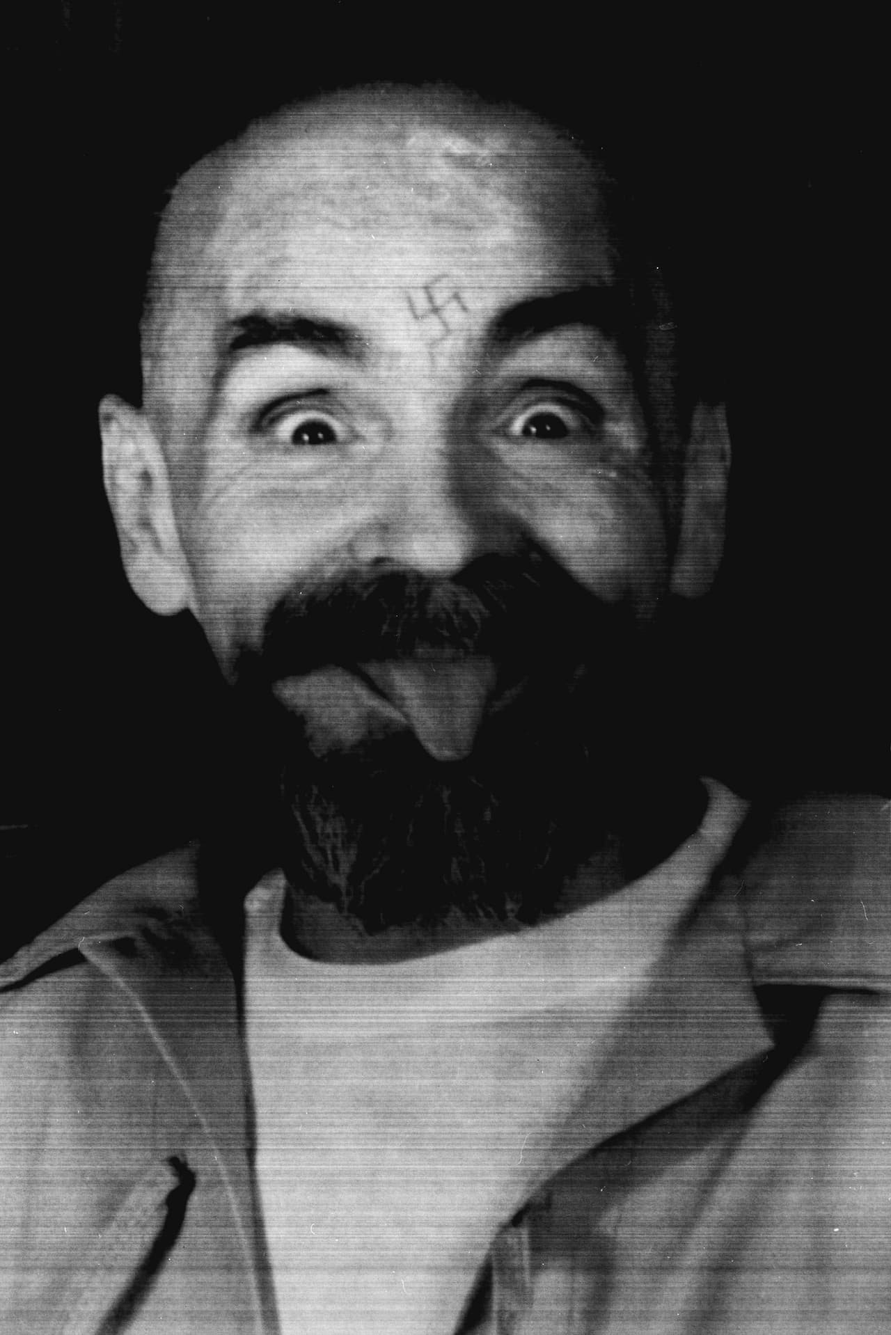 Charles Manson quería ser músico. Dentro de la cárcel pudo producir canciones, poemas y hasta dibujar carátulas de sus discos que se distribuyen en línea.