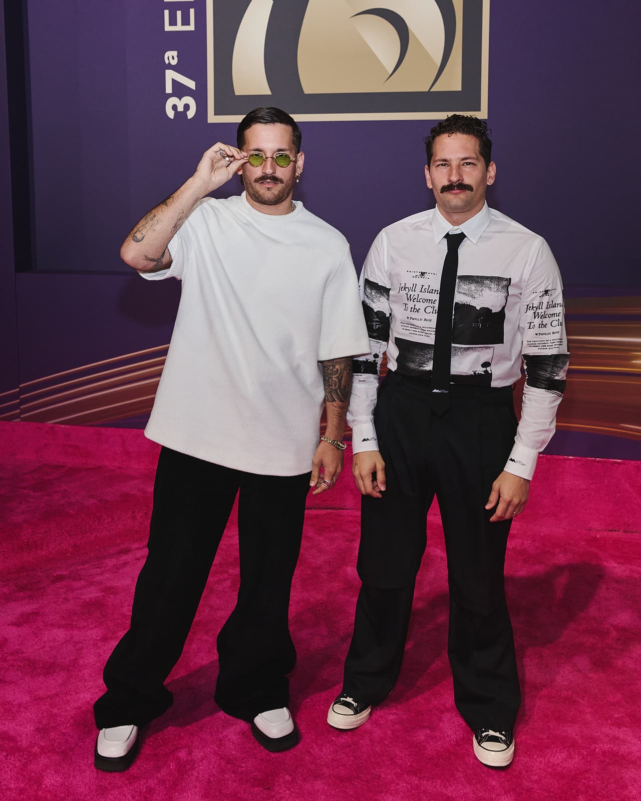 Los hermanos 
<b>Ricky y Mau</b> desfilaron con un atuendo bicolor en blanco y negro.