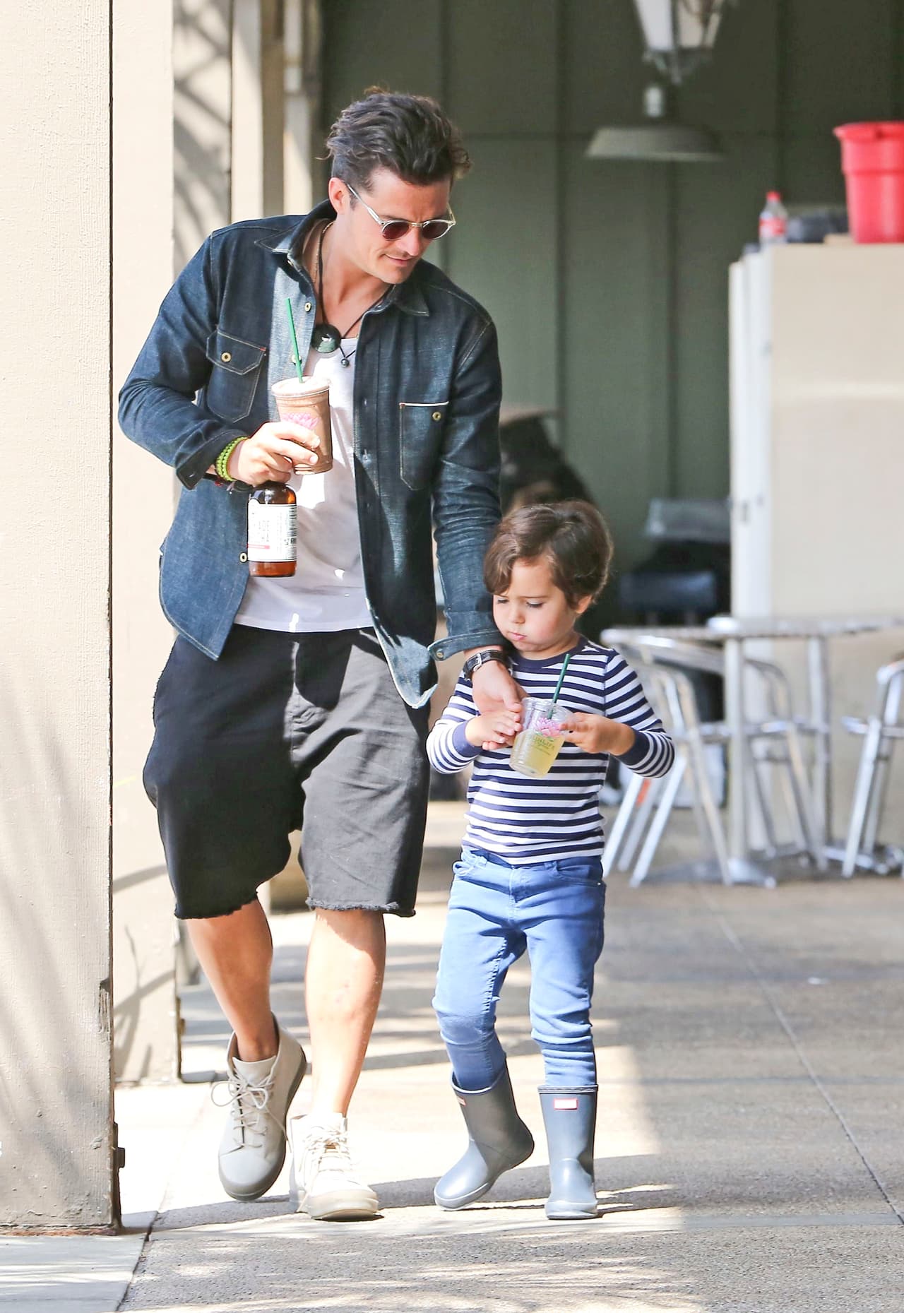 Mirar al pequeño es como ver a Orlando en minitatura.