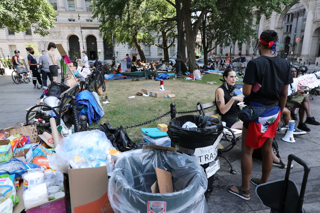 Los manifestantes están usando el nombre Occupy City Hall para la protesta.
