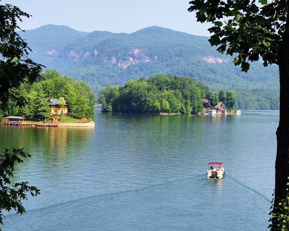<b><a href="https://www.romanticasheville.com/fontana_lake.htm">Fontana Lake</a></b>. El hermoso lago Fontana es el lago más grande del oeste de Carolina del Norte y está rodeado por las Great Smoky Mountains. Hay alrededor de 400 casas flotantes en el lago Fontana, y muchas se pueden alquilar en vacaciones. Con un bote, puedes llegar a muchas secciones remotas de las montañas.
<br>
<br>
<b><a href="https://goo.gl/maps/sa4DeVjwfaHgMRWeA">Cómo llegar</a></b>