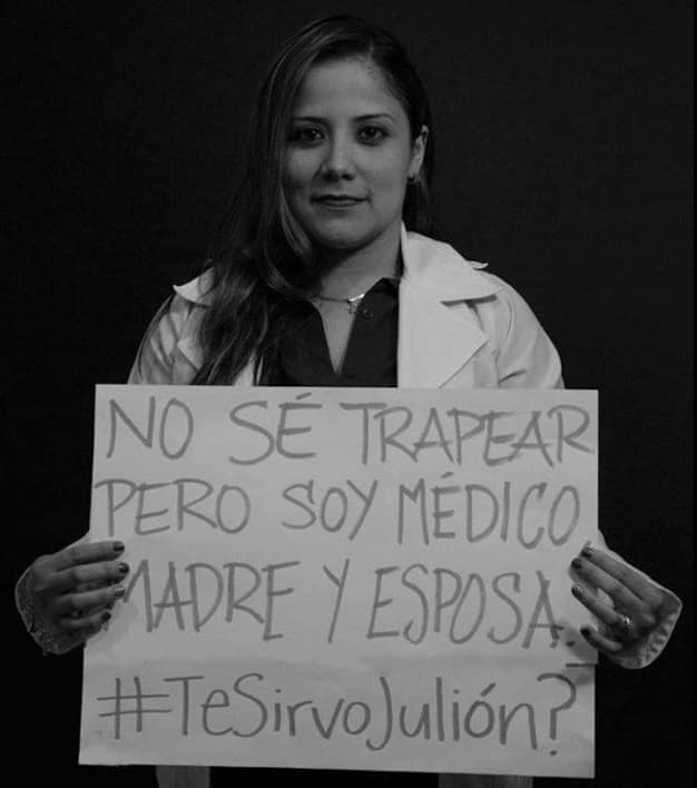 Luego de sus comentarios catalogados de misóginos y machistas, varias mujeres posaron con carteles reprochando los comentarios del grupero.