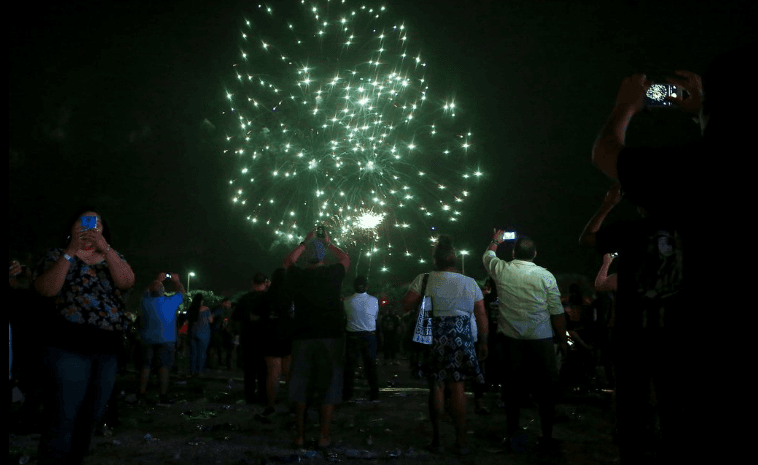 La noche cerró con un magnífico colorico de fuegos artificiales que iluminaron el cielo de Corpus Christi.