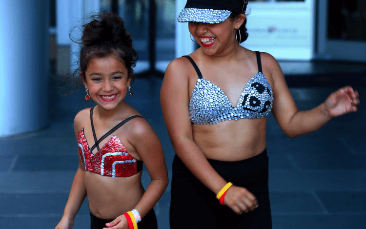 Súper cute! Estas pequeñinas bailan y demuestran que saben todo acerca de 'Bidi bidi bom bom'.