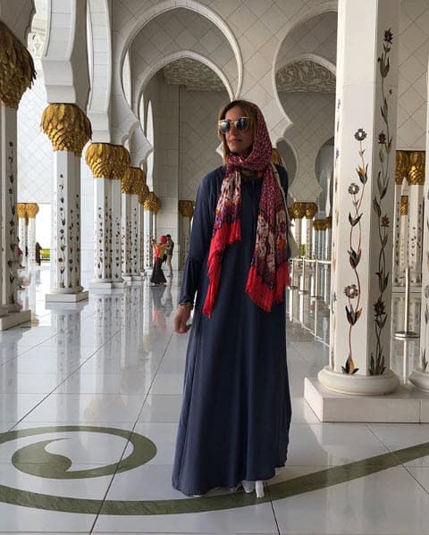 11. En el verano viajó en varias ocasiones con sus hijos, uno de los lugares que visitaron fue Dubái, donde vistió acorde para el desierto.