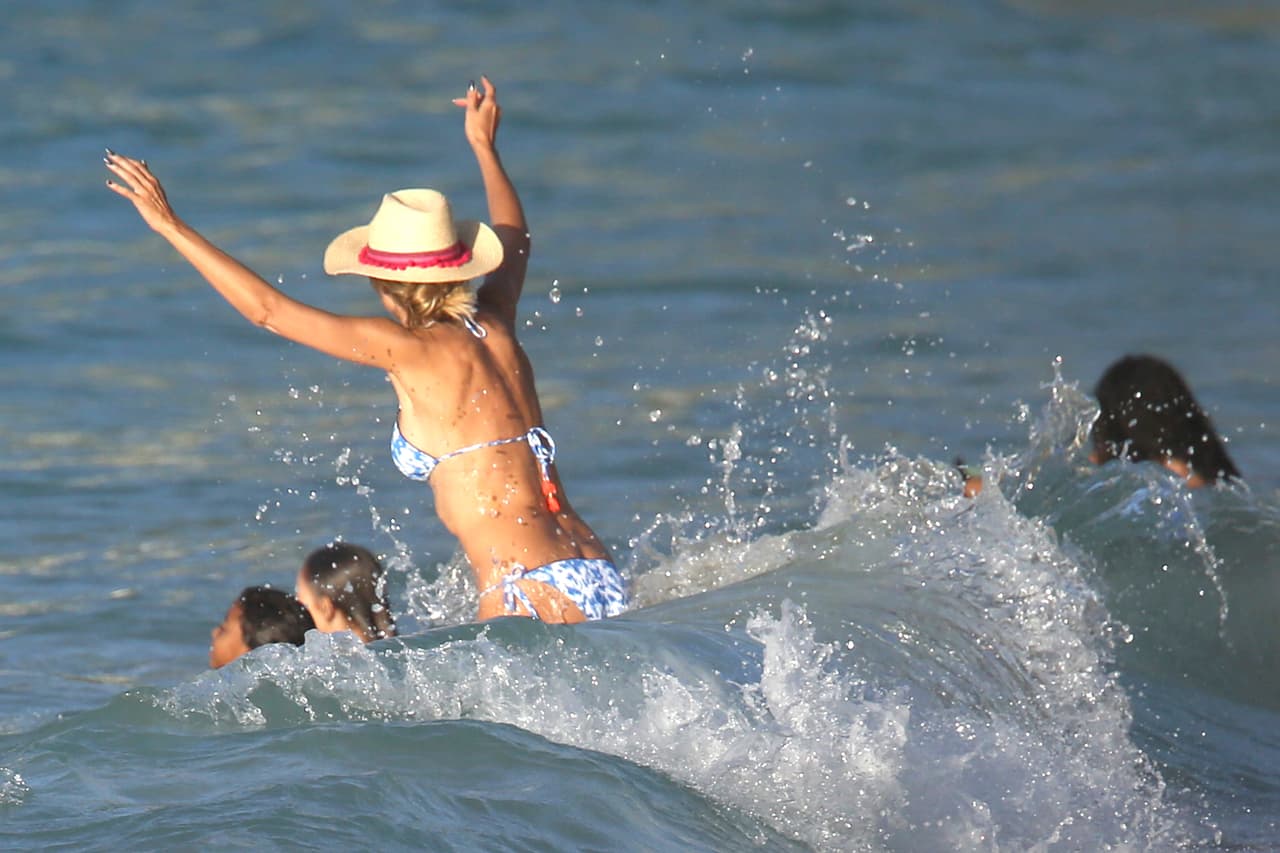 Junto a sus hijos se lanzó al agua.