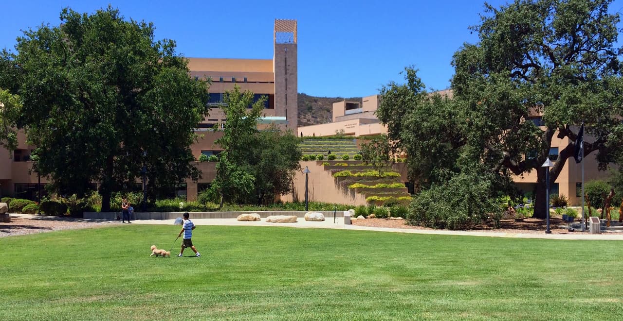 <b>Thousand Oaks #17</b>
<br>Ubicada en el condado de Ventura, le debe su nombre a la cantidad de árboles con el mismo nombre en la zona. El condado cuenta con una de las redes de bibliotecas públicas más extensas de California, así com una red de parques y museos.
<br>
<b>Población</b>: 129,240
<br>
<b>Ingreso promedio</b>: $130,793
<br>
<b>Tasa de graduación</b>: 93.5%
<br>
<b>Tasa de delincuentes sexuales (por cada 10.000)</b>: 2.90
<br>